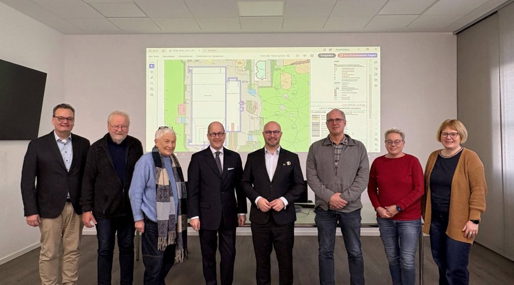 Treffen zwischen der Stadtverwaltung und dem Vorstand des Fördervereins entstanden. Auf dem Foto ist von links nach rechts: Dirk Funke, Peter Kreft, Mechthild Bürsmeier-Nauert, Thomas Kleinekemper (alle Förderverein), Bürgermeister Michael Gerdhenrich, Ingo Schwaer, Maria Schlieper, Conny Becker (alle Stadt Beckum)